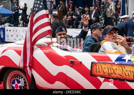 New York, USA. 11.. November 2022. Grand Marshal Vincent Patton III, 8. der Chef-Kleinoffizier der Küstenwache nimmt am 11. November 2022 an der jährlichen Veterans Day Parade in der 5. Avenue in Manhattan, New York, Teil. (Foto von Lev Radin/Sipa USA) Quelle: SIPA USA/Alamy Live News Stockfoto