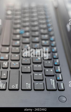 Selektiver Fokus auf die schwarzen Tastaturtasten eines Laptops Stockfoto