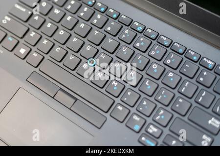 Große Sicht auf die schwarze Laptop-Tastatur mit selektivem Fokus. Stockfoto