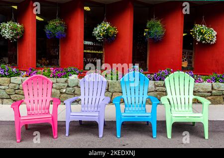 Farbenfrohe Outdoor-Stühle locken Besucher an die herrliche Küste von Oregon Stockfoto