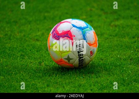 Merkur Spielarena Düsseldorf Deutschland, 5.11.2022, Fußball: Bundesliga-Saison 2. Spieltag 2022/23 15., Fortuna Düsseldorf (F95, rot) gegen FC St. Pauli (STP, weiß) – Derbystar Bundesliga offizieller Spielball Brillant APS v22 Stockfoto