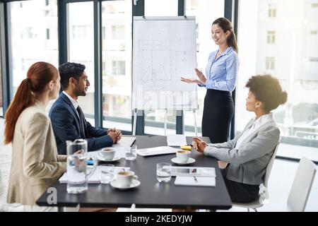 Diese Idee verdient Beifall. Eine Gruppe von Geschäftsleuten, die an einer Präsentation teilnehmen. Stockfoto