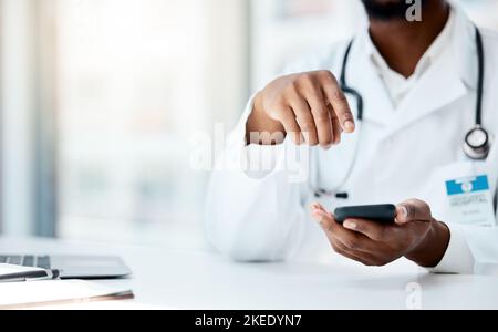 Arzt, Hände und Telefon im Krankenhausbüro für Telemedizin, Online-Beratung oder Forschung. Gesundheitswesen, mobile Technik und schwarze Ärztin auf 5G Stockfoto