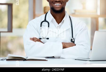 Gesundheitswesen, Stethoskop und Arzt mit gekreuzten Armen am Schreibtisch für Unterstützung, Beratung und Wellness. Medizin, Arzt und schwarzer Mann sitzen darin Stockfoto