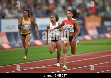 Mujinga Kambundji (Schweiz), Delphine Nkansa (Belgien), Tatjana Pinto (Deutschland). 100 m Halbfinale für Frauen. Europameisterschaften München 2022 Stockfoto