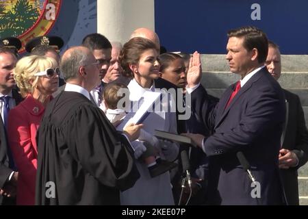 Der Gouverneur von Florida, Ron DeSantis, wird in Begleitung von First Lady Casey DeSantis am 8. Januar 2019 in Tallahassee, Florida, als Gouverneur von Florida aus dem Jahr 46. vereidigt. (USA) Stockfoto