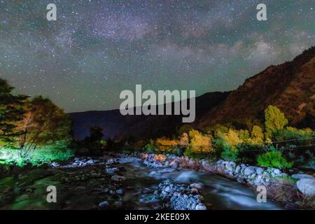 Nachtlandschaft mit Wasser im Fluss und Sterne am Himmel, Berge Fluss und Sterne in Landschaftsfotos Stockfoto