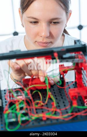 Eine Studentin der Elektronikklasse entwirft ein computergesteuertes Gerät Stockfoto