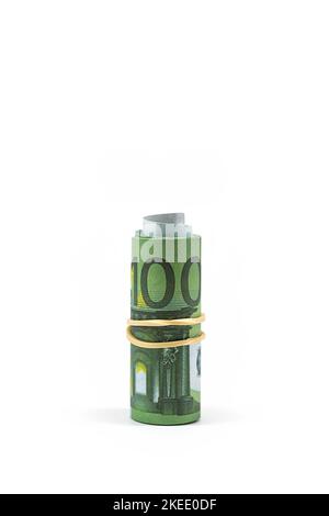 Rollte einhundert Euro-Scheine auf Weiß auf. Papierwährung in Europa. Stockfoto