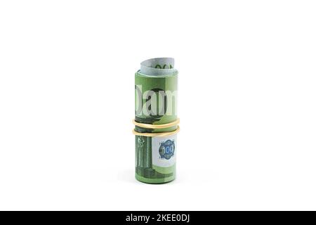 Rollte einhundert Euro-Scheine auf Weiß auf. Papierwährung in Europa. Stockfoto