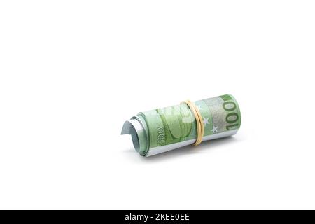 Rollte einhundert Euro-Scheine auf Weiß auf. Papierwährung in Europa. Stockfoto