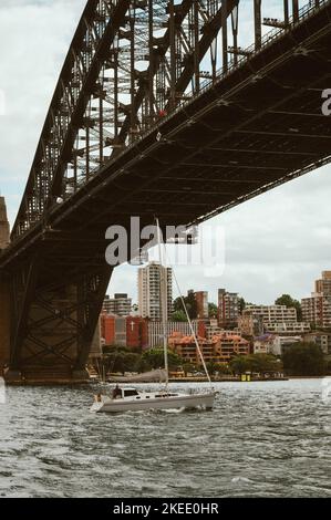 Ein Boot unter der Sydney Harbour Bridge Stockfoto