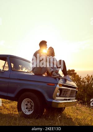 Sie können ihre Augen nicht voneinander fernhalten. Ein liebevolles junges Paar, das gemeinsam einen Roadtrip genießt. Stockfoto