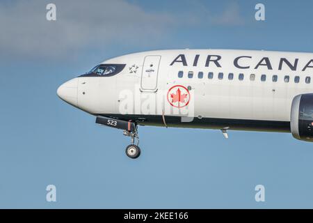 September 2 2022 - Calgary Alberta Kanada - Air Canada Boeing 737 Landing Stockfoto