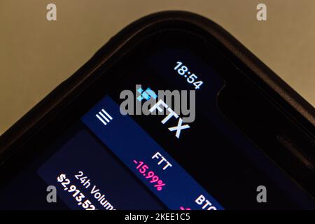Vancouver, KANADA - Nov 11 2022 : Closeup-Logo von FTX (FTX Cryptocurrency Exchange, FTX Trading Limited) auf seiner Website auf dem iPhone. Stockfoto