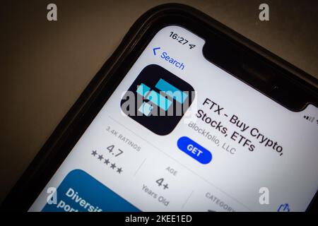 Vancouver, KANADA - Nov 11 2022 : App von FTX (FTX Cryptocurrency Exchange, FTX Trading Limited) im App Store auf dem iPhone. Im November 2022 gab FTX bekannt, dass Stockfoto