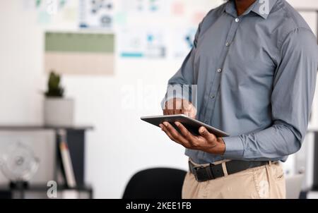 Business man, Tablet und Networking mit 5G Netzwerk für Web-Forschung für SEO, KPI oder swot-Analyse online über das Internet. Schwarzer Mann mit Technologie Stockfoto