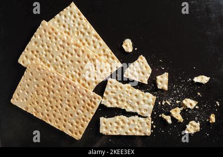 Roggencracker ganz und gebrochen auf schwarzem Trägertablett, Draufsicht Stockfoto