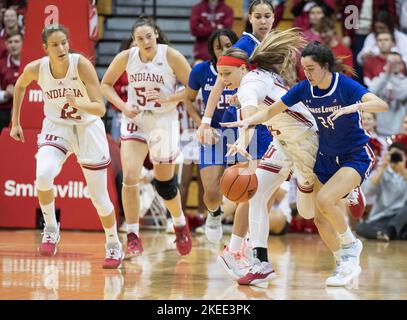 Bloomington, Usa. 11.. November 2022. Die Indiana Hoosiers-Wache Sara Scalia (R2) stiehlt den Ball von der UMass Lowell River Hawks-Wache Mili Carrera (24) während eines NCAA-Basketballspiels für Frauen in Bloomington. Die Indiana University schlug UMass 93-37. Kredit: SOPA Images Limited/Alamy Live Nachrichten Stockfoto