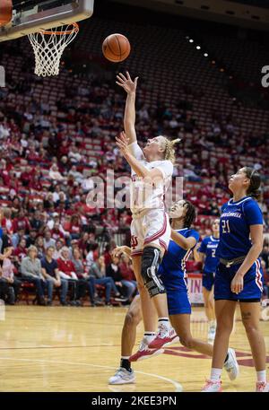 Bloomington, Usa. 11.. November 2022. Die Wache der UMass Lowell River Hawks Baylee Teal (1) spielt während eines NCAA-Frauen-Basketballspiels in Bloomington gegen UMass. Die Indiana University schlug UMass 93-37. Kredit: SOPA Images Limited/Alamy Live Nachrichten Stockfoto