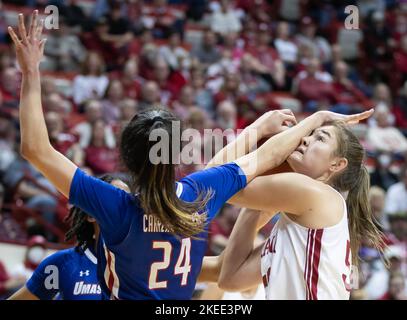 Bloomington, Usa. 11.. November 2022. Indiana Hoosiers Stürterin Lilly Meister (52) wird von der UMass Lowell River Hawks-Wache Mili Carrera (24) während eines NCAA-Basketballspiels für Frauen in Bloomington beschimpft. Die Indiana University schlug UMass 93-37. Kredit: SOPA Images Limited/Alamy Live Nachrichten Stockfoto