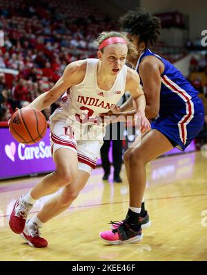 Bloomington, Usa. 11.. November 2022. Die Indiana Hoosiers-Wache Grace Berger (34) spielt gegen die UMass Lowell River Hawks-Wache Kaylen Banwareesingh (13) während eines NCAA-Basketballspiels für Frauen in Bloomington. Die Indiana University schlug UMass 93-37. (Foto von Jeremy Hogan/SOPA Images/Sipa USA) Quelle: SIPA USA/Alamy Live News Stockfoto