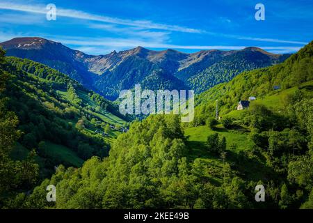 Blick auf die Pyrénées-Bergkette vom Gipfel des Tuc de l'étang, einem Gipfel in der Nähe des Skigebiets Mourtis im Süden Frankreichs Stockfoto