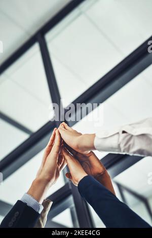 Wir können so viel mehr erreichen, wenn wir gemeinsam handeln. Eine Gruppe von Geschäftsleuten, die in einem Büro hohe Fünffähige sind. Stockfoto