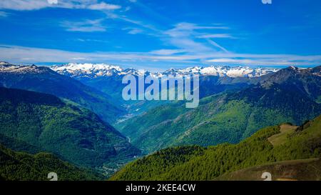 Blick auf die schneebedeckten Pyrenäen vom Gipfel des Tuc de l'étang im Süden Frankreichs in der Nähe des Skigebiets Mourtis Stockfoto
