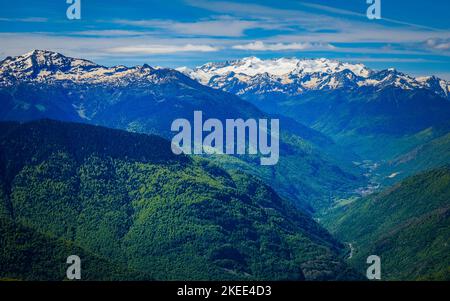 Blick auf die schneebedeckten Pyrenäen vom Gipfel des Tuc de l'étang im Süden Frankreichs in der Nähe des Skigebiets Mourtis Stockfoto