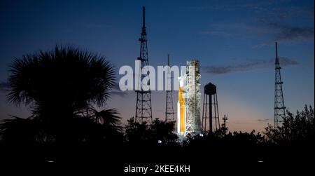 Cape Canaveral, Florida, USA. 6.. November 2022. Die NASAs Space Launch System (SLS)-Rakete mit der Orion-Sonde an Bord wird nach Sonnenuntergang über dem mobilen Trägerrakete auf dem Launch Pad 39B von Scheinwerfern beleuchtet, während die Vorbereitungen für den Start im NASAs Kennedy Space Center in Florida fortgesetzt werden. NASAs Artemis I-Flugtest ist der erste integrierte Test der Tiefenraumexplorationssysteme der Agencys: Die Raumsonde Orion, die SLS-Rakete und die unterstützenden Bodensysteme. Der Start des unbemundeten Flugtests ist für den 14. November um 12:07 Uhr EST geplant. (Bild: © Joel Kowsky/NASA/ZUMA Press Wire Service/Zhumaper Stockfoto