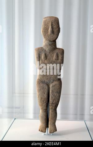 Zehn frühe kykladische Figuren aus der Leonard Stern Collection sind vom 3. November 2022 bis zum 31. Oktober 2023 im Museum of Cycladic Art im Rahmen einer Vereinbarung des griechischen Kulturministeriums, des Museums und des Metropolitan Museum of Art in New York ausgestellt. Archäologen, Konservatoren und Mitarbeiter des Ministerministeriums nannten das Abkommen „einen Skandal“. „Diese Objekte wurden nicht legal überprüft, ob sie authentisch oder gefälscht sind oder wie sie von den Kykladen zur Sammlung eines Multimillionärs in New York kamen“, sagten sie in der Erklärung. Stockfoto