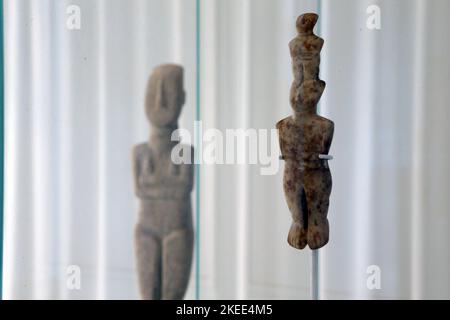 Zehn frühe kykladische Figuren aus der Leonard Stern Collection sind vom 3. November 2022 bis zum 31. Oktober 2023 im Museum of Cycladic Art im Rahmen einer Vereinbarung des griechischen Kulturministeriums, des Museums und des Metropolitan Museum of Art in New York ausgestellt. Archäologen, Konservatoren und Mitarbeiter des Ministerministeriums nannten das Abkommen „einen Skandal“. „Diese Objekte wurden nicht legal überprüft, ob sie authentisch oder gefälscht sind oder wie sie von den Kykladen zur Sammlung eines Multimillionärs in New York kamen“, sagten sie in der Erklärung. Stockfoto