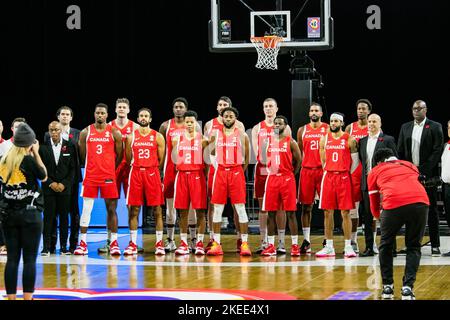 Edmonton, Kanada. 10.. November 2022. Das kanadische Team, (L bis R, von vorne nach hinten) - Nate Mitchel (Coach)l, Melvin Ejim, Phil Scrubb, Trae Bell-Haynes, Aaron Best, Kenny Chery, Kassius Robertson, Nate Bjorkgren (Coach), Michael Meeks (Canada Basketball), Conor Morgan, Kalif Young, Owen Klassen, Thomas Kennedy, Thomas Scrubb, Jean-Victor Makuma.Kanada besiegt Venezuela 94-56, um sich für die FIBA-Weltmeisterschaft 2023 zu qualifizieren. Canada Goose ist jetzt 9-0 im Qualifying. Kredit: SOPA Images Limited/Alamy Live Nachrichten Stockfoto