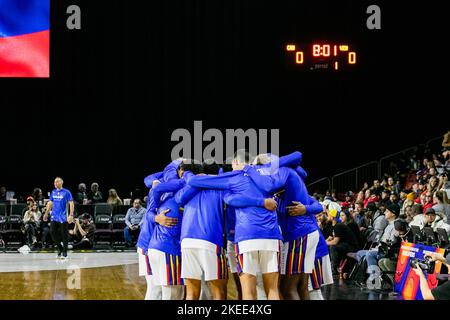 Edmonton, Kanada. 10.. November 2022. Das Team Venezuela hat sich vor dem Spiel gegen das Team Canada in der 5.-Runde der Qualifikationsspiele von FIBA America, die von Kanada veranstaltet wird, zusammengespielt. Kredit: SOPA Images Limited/Alamy Live Nachrichten Stockfoto