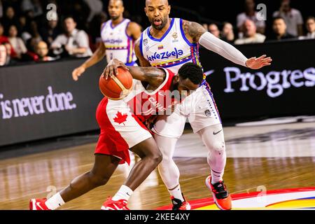 Edmonton, Kanada. 10.. November 2022. Der Kanadier Kenny Chery (L) wird gemeinsam mit dem venezolanischen Verteidiger Gregory Vargas in Aktion gesehen, als Kanada Venezuela 94-56 besiegt und sich für die FIBA-Weltmeisterschaft 2023 qualifiziert. Canada Goose ist jetzt 9-0 im Qualifying. Kredit: SOPA Images Limited/Alamy Live Nachrichten Stockfoto