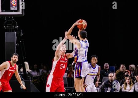 Edmonton, Kanada. 10.. November 2022. Venezuelas Fabrizio Pugliatti (Nr.1) wird gemeinsam mit dem Kanadas Thomas Kennedy in Aktion gesehen, als Kanada Venezuela 94-56 besiegt und sich für die FIBA-Weltmeisterschaft 2023 qualifiziert. Canada Goose ist jetzt 9-0 im Qualifying. Kredit: SOPA Images Limited/Alamy Live Nachrichten Stockfoto