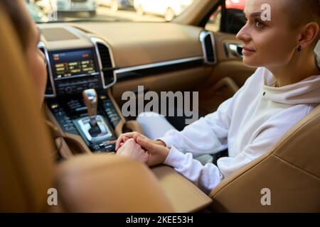 Junge weibliche LGBT-Paare, die in einem Auto sitzen Stockfoto