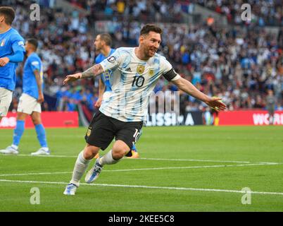 01 Jun 2022 - Italien gegen Argentinien - Finalissima 2022 - Wembley-Stadion Lionel Messi feiert das erste Tor während des Spiels gegen Italien im Wembley-Stadion. Bildnachweis : © Mark Pain / Alamy Live News Stockfoto