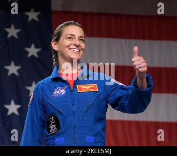 Houston, Texas, USA. 4.. November 2022. Nicole A. Mann, die im Juni 2013 als Astronautin ausgewählt wurde, ist die erste amerikanische Native-Frau der NASA im All. 2018 wurde sie als eine der neun Astronauten ausgewählt, die die ersten Flugtests und Missionen des Boeing CST-100 Starliner und SpaceX Crew Dragon beflogen. Bei ihrem ersten Raumfahrt startete sie am 5. Oktober 2022 als Kommandantin der NASA-Mission SpaceX Crew-5 an Bord der Raumsonde SpaceX Crew Dragon zur Internationalen Raumstation. Als Kommandantin der Mission wird sie für alle Phasen des Fluges verantwortlich sein, vom Start bis zum Wiedereinstieg. An Bord der s Stockfoto