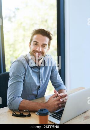 Gewidmet dem Job. Ein hübscher junger Geschäftsmann im Büro. Stockfoto