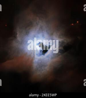 Platz. 24. Oktober 2022. Dieses eigenartige Porträt des NASA/ESA-Weltraumteleskops Hubble zeigt NGC 1999, einen Reflexionsnebel im Sternbild Orion. NGC 1999 liegt etwa 1350 Lichtjahre von der Erde entfernt und liegt in der Nähe des Orionnebels, der der Erde am nächsten gelegenen Region massiver Sternentstehung. NGC 1999 selbst ist ein Relikt der jüngsten Sternentstehung und besteht aus Detritus, der von der Entstehung eines neugeborenen Sterns übrig geblieben ist. Quelle: NASA/ESA/Hubble/ZUMA Press Wire Service/ZUMAPRESS.com/Alamy Live News Stockfoto