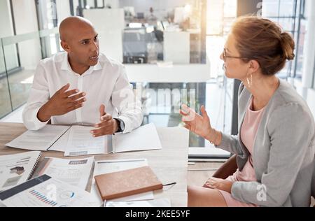 Finanzberater, Mann und Frau im Büro mit Dokumenten zur Überprüfung des Finanzberichts oder des investitionsvertrags von B2B. Strategie, Planung und Beratung Stockfoto