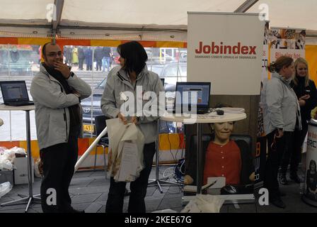 KOPENHAGEN/DANMARK /DÄNEMARK. Jobsuchzelt, alle Arten von Menschen mostly Einwanderer Ausfüllen von Formularen und Jobsuche bei Job Tent in Kopenhagen Rathaus sept. 19, 2008 (FOTO VON FRANCIS DEAN / DEAN BILDER) Stockfoto