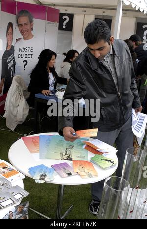 KOPENHAGEN/DANMARK /DÄNEMARK. Jobsuchzelt, alle Arten von Menschen mostly Einwanderer Ausfüllen von Formularen und Jobsuche bei Job Tent in Kopenhagen Rathaus sept. 19, 2008 (FOTO VON FRANCIS DEAN / DEAN BILDER) Stockfoto