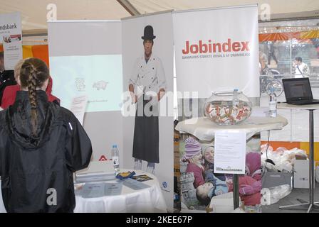 KOPENHAGEN/DANMARK /DÄNEMARK. Jobsuchzelt, alle Arten von Menschen mostly Einwanderer Ausfüllen von Formularen und Jobsuche bei Job Tent in Kopenhagen Rathaus sept. 19, 2008 (FOTO VON FRANCIS DEAN / DEAN BILDER) Stockfoto