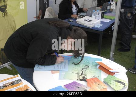 KOPENHAGEN/DANMARK /DÄNEMARK. Jobsuchzelt, alle Arten von Menschen mostly Einwanderer Ausfüllen von Formularen und Jobsuche bei Job Tent in Kopenhagen Rathaus sept. 19, 2008 (FOTO VON FRANCIS DEAN / DEAN BILDER) Stockfoto