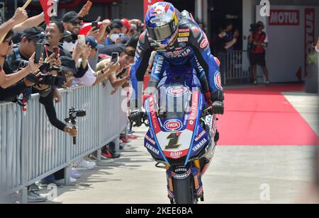 Mandalika, Mandalika der Provinz West Nusa Tenggara in Indonesien. 12.. November 2022. Toprak Razgatlioglu von Pata Yamaha mit dem BRIXX WorldSBK Team hebt den Hinterreifen während der Superpole der WorldSBK 2022 Pirelli Indonesian Round am Mandalika Circuit, Mandalika der Provinz West Nusa Tenggara in Indonesien, am 12. November 2022. Quelle: Veri Sanovri/Xinhua/Alamy Live News Stockfoto