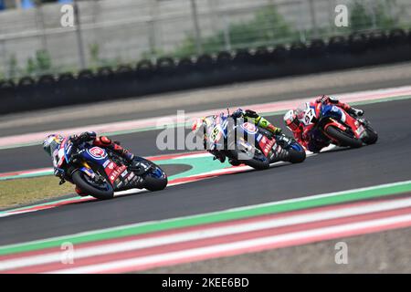 Mandalika, Mandalika der Provinz West Nusa Tenggara in Indonesien. 12.. November 2022. Toprak Razgatlioglu (L) von Pata Yamaha mit dem BRIXX WorldSBK Team und seiner Teamkollegen Andrea Locatelli (C) fahren am 12. November 2022 während der Superpole der WorldSBK 2022 Pirelli Indonesian Round auf dem Mandalika Circuit, Mandalika der Provinz West Nusa Tenggara in Indonesien. Quelle: Veri Sanovri/Xinhua/Alamy Live News Stockfoto