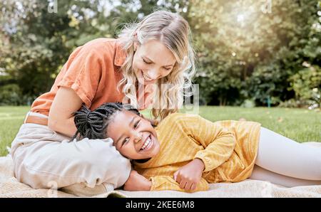 Entspannen, Mutter und Adoption Kind Picknick mit Parkdecke für Bindung, Glück und Wellness. Pflege, Vertrauen und Mama mit schwarzem Kind in Südafrika Stockfoto